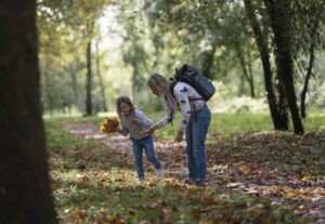 Sibylle et Margot dans la forêt